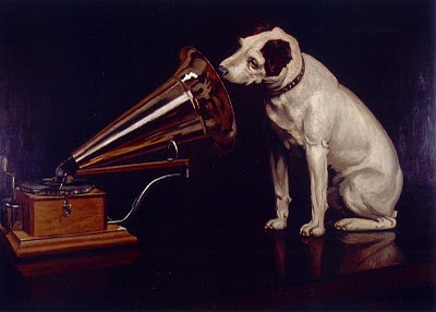 Nipper kutya a gramofon eltt